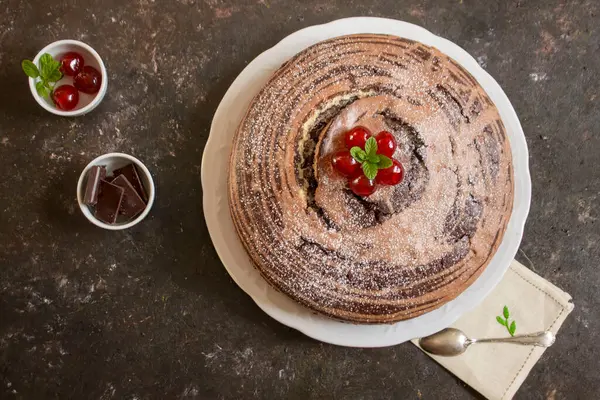Çikolatalı ve kirazlı şifonlu kek.