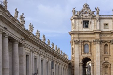 Roma 'daki Aziz Peter Bazilikası' nda sütunlar var. 