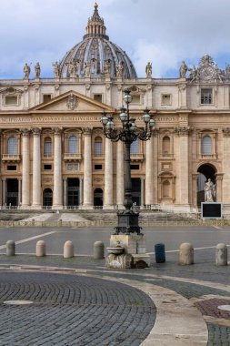 Roma 'daki Aziz Peter Bazilikası' nda sütunlar var. 