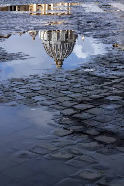 Aziz Peter Bazilikası bir küreğe yansıdı.