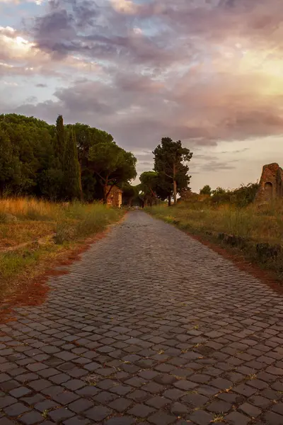 Antik Roma yolunda günbatımı appian yolunda