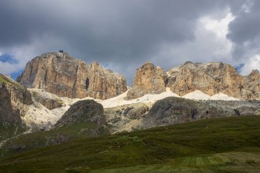 Pordoi 'de bulutlu İtalyan dağları