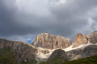 Pordoi 'de bulutlu İtalyan dağları