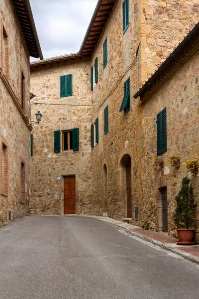 Val d 'Orcia köyünde dar bir sokak.