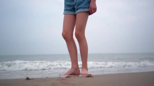 Close Person Bare Feet Walking Tropical Beach People Playing Barefoot — Stok video