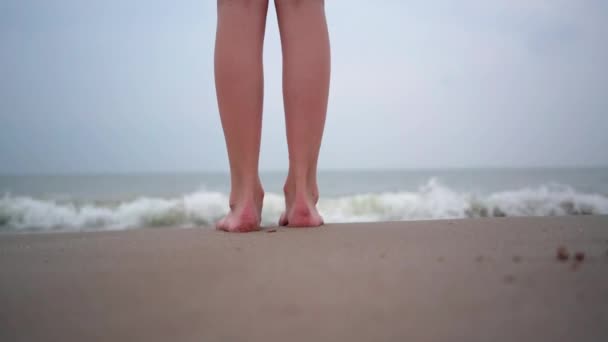 在热带海滩上赤脚行走的人的近视 人们赤脚在热带海滩玩耍 在温暖的阳光明媚的海滨 在海水中畅游 暑期旅行和度假概念 — 图库视频影像