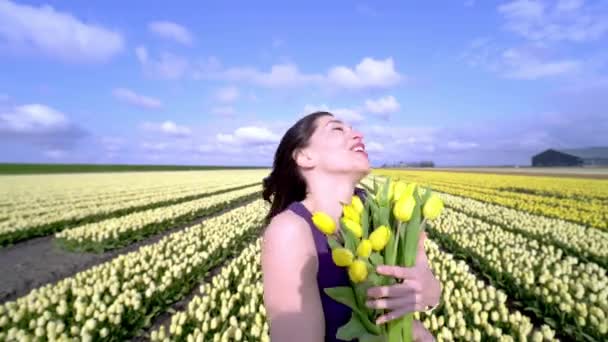 Krásná Žena Letních Šatech Stojí Barevných Tulipánových Květinových Polích Oblasti — Stock video