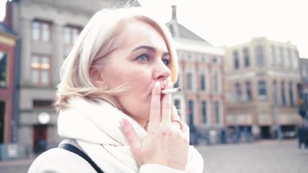 Dışarıda Sigara Içen Güzel Bir Kadın Kadının Ağzından Dumanı Üfleyişinin — Stok video