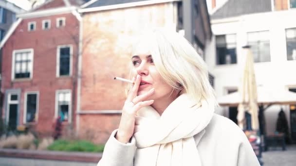 Bella Donna Che Fuma Sigarette All Aperto Vista Lato Femmina — Video Stock