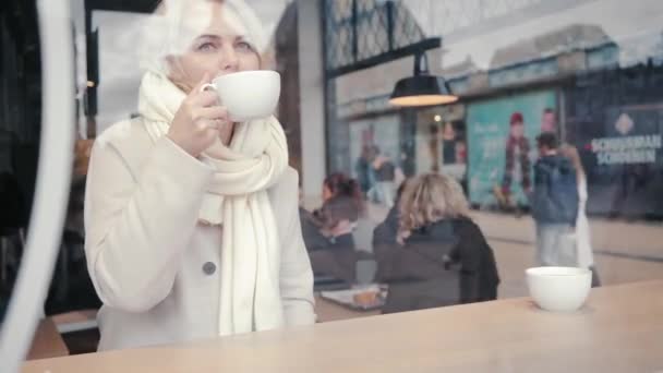 Retrato Mujer Satisfecha Bebiendo Cafetería Mujer Sonriente Sosteniendo Taza Las — Vídeo de stock