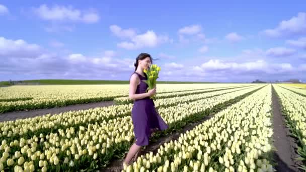 Piękna Kobieta Letniej Sukience Stojąca Kolorowych Polach Kwiatów Tulipanów Regionie — Wideo stockowe