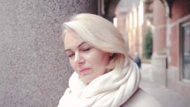 Heyecanlı, mutlu, gülümseyen genç bir bayan turist. Gezgin, gezgin ve gezgin. Dışarıdaki neşeli gülümseme turunda kameraya bakıp gülüyor. Yetişkin, üzgün genç kız.