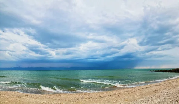 嵐の雲が海岸に来ている — ストック写真