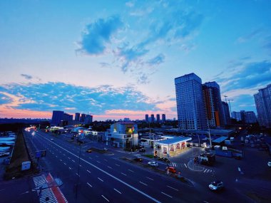 Lujiazui parkının akşam manzarası. 