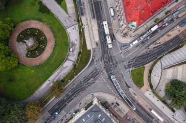 Cracow, Lesser Poland, Polonya - 22 Eylül 2022: Tramvay, tramvay, otobüs, Pawia ve Lubicz caddelerinin hava manzarası, Palnty ve Floryjan Straszewski anıtı. Krakow 'un merkezindeki üst aşağı manzara kavşakları.
