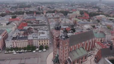 Mariacki Kilisesi Krakow, Krakow, Eski Şehir, Polonya, Polska 'nın insansız hava aracı görüntüsü. Bulutlu, bulutlu bir gün. Yörünge atışı. 4K, renk düzeltmesi 1 inç sensör görüntüsü.