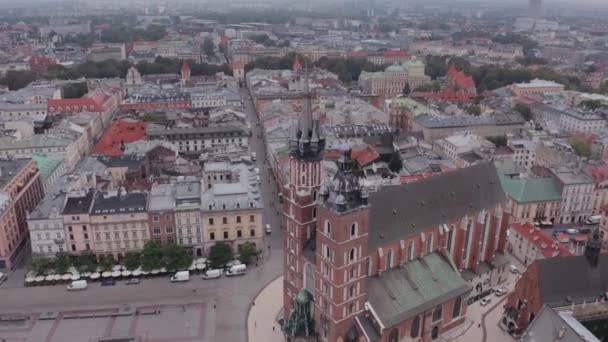 Mariacki Church Krakow Cracow Old Town Poland Polska的空中无人机视图 轨道射击 彩色校正1寸感应器镜头 — 图库视频影像