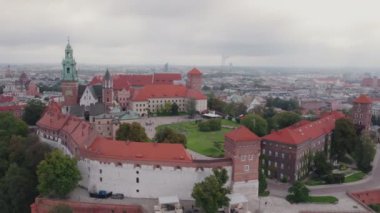 Wawel Tepesi 'nin havadan görünüşü, Royal Wawel Kalesi, kuleler ve katedral, Vistula nehri, soldaki Old Town, Krakow şehri. Krakow, Polonya, Eylül 2022. Bulutlu bir gün. Yörüngede yörüngede uçan atış.
