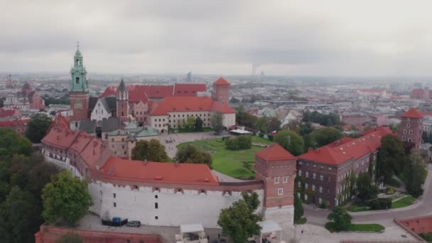 Widok Lotu Ptaka Wawel Zamkiem Królewskim Wawelu Wieżami Katedrą Wisłą — Wideo stockowe