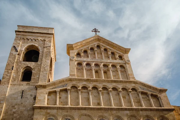 卡利亚里大教堂 圣玛利亚大教堂 意大利撒丁岛Cagliari的罗马天主教教堂 多云的天 低角度的视野 — 图库照片#