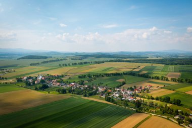 Bobolice, Polonya köyünün havadan görünüşü, Aşağı Silezya manzarası. Güzel, kırsal manzaranın insansız hava aracı görüntüsü.