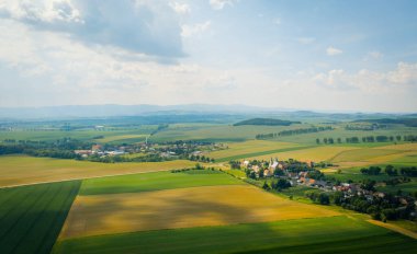 Bobolice, Polonya köyünün havadan görünüşü, Aşağı Silezya manzarası. Güzel, kırsal manzaranın insansız hava aracı görüntüsü.