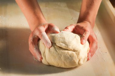 Eller para kazandırıyor. Adım adım evde yabanmersinli börek pierogi pişiriyorum. Geleneksel yaz cilası yapma süreci veya un ve meyveli Ukrayna yemeği