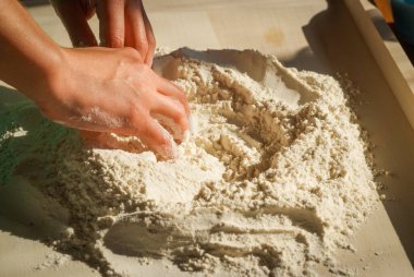 Unlu eller. Adım adım evde yabanmersinli börek pierogi pişiriyorum. Geleneksel yaz cilası ya da un ve meyveli Ukrayna yemeği yapma süreci