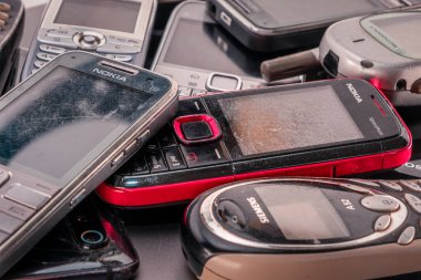 Opole, Polonya - 08.07.2023 - Eski cep telefonları, kapatın. Nokia ve Siemens eski cep telefonları. Ev yapımı ve hasarlı elektronik atık geri dönüşüme hazır, 