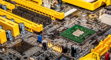 Opole, Polonya - 08.07.2023 - elektronik atık, geri dönüşüm için hazırlanmış PCB (basılı devre kartı) kullanıldı. Elektroniklerin tasnif, tasnif ve imha edildiği konsept fotoğraf. 