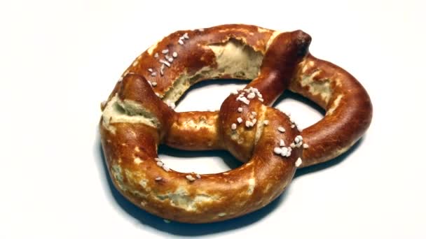 Appetizing Bavarian Pretzel Branco Vídeo Rotativo — Vídeo de Stock