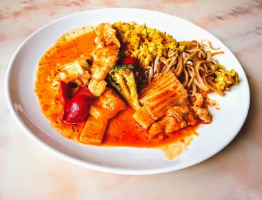 Karides, tavuk ve sebzeli Asya usulü erişte çorbası. Yüksek kalite fotoğraf