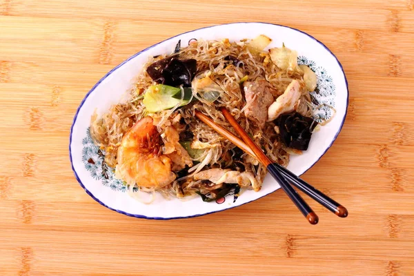 Asiatisches Reisnudelgericht Mit Garnelen Huhn Und Gemüse Von Oben Gesehen — Stockfoto