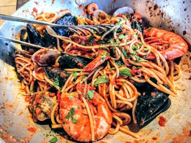 Domates soslu spagetti ile midye, karides... İtalyan usulü, tavada.