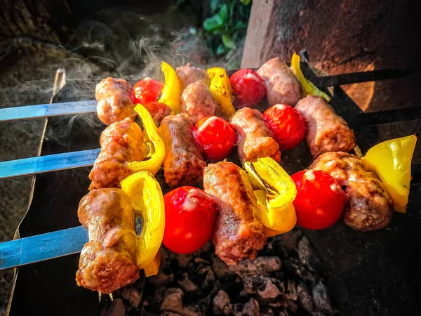 Kebab Shish Com Salsichas Pimentas Tomates Estilo Italiano Grelha — Fotografia de Stock