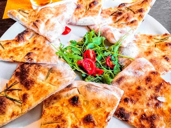Pizzabröd Med Ruccola Och Tomater Italiensk Stil Ovanifrån — Stockfoto