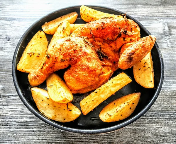Halb Gebratenes Hühnchen Mit Kartoffelkeilen Auf Teller Ansicht Von Oben — Stockfoto