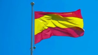 Mavi gökyüzünde gün ışığında İspanyol bayrağı. Yüksek kaliteli HD görüntüler