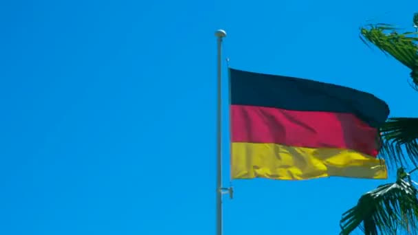 Duitse Vlag Zon Bij Daglicht Aan Blauwe Hemel Hoge Kwaliteit — Stockvideo