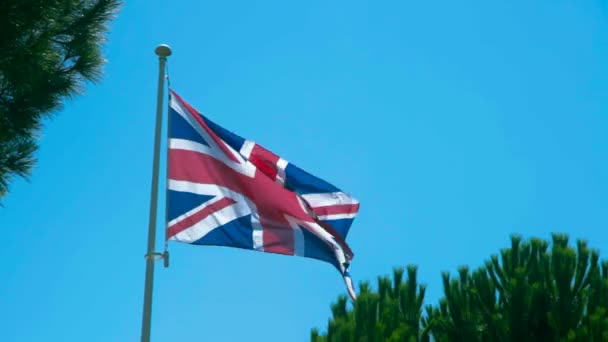 Βρετανική Σημαία Στον Ήλιο Στο Φως Της Ημέρας Στον Γαλάζιο — Αρχείο Βίντεο