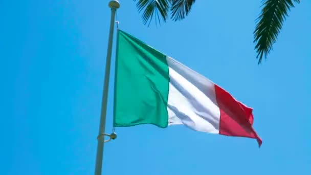 Итальянский Флаг Солнце Дневном Свете Голубом Небе Высококачественные Кадры — стоковое видео