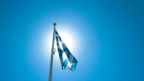Bandiera Greca Sole Alla Luce Del Giorno Nel Cielo Blu — Video Stock