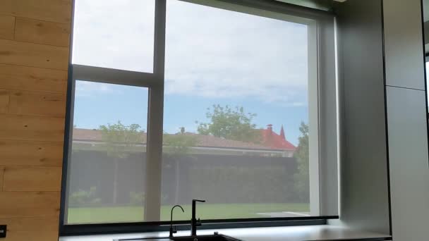 電動ローラーブラインド キッチンの窓に自動太陽の色合い ローラーブラインド用スクリーン材料 — ストック動画