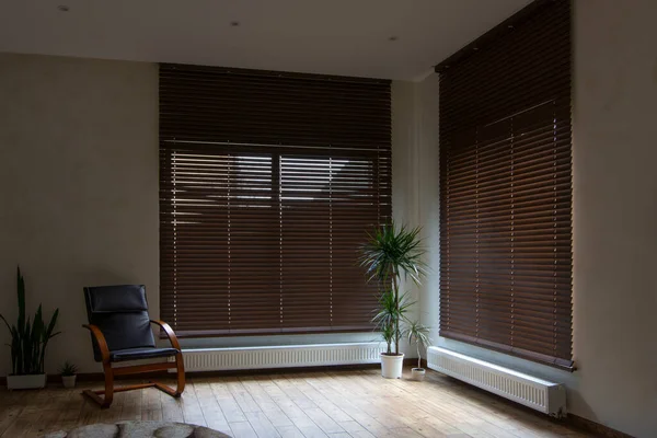Wooden Blinds Large Windows Interior Living Room Armchair Houseplants Windows — Stock Photo, Image