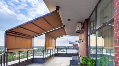 Awning 'ler terasta. En üst kattaki teraslı çatı katında tente ve muhteşem orman manzarası var..