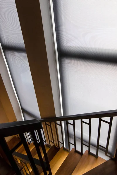 Rollläden Bodentiefen Fenstern Der Nähe Der Treppe Zum Zweiten Stock — Stockfoto