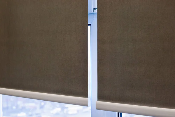 Paten perdeleri pencereye yakın çekim yapıyor. Seçici fokus. Motorlu paten gözlükleri. Gri renk, doku malzemesi. Orta ayraç boyunca iki kumaş ağ.