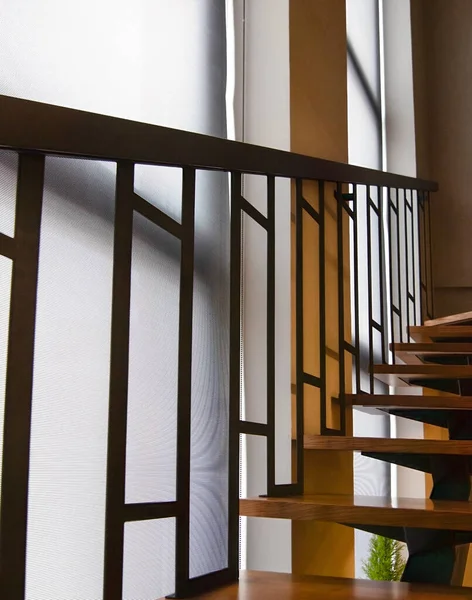 Rollläden Bodentiefen Fenstern Der Nähe Der Treppe Zum Zweiten Stock — Stockfoto