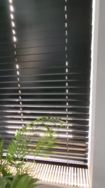 Otomatik ahşap, tam yükseklik penceresinde hareket eden siyah rengi kör eder. Tahta levhalar, uzaktan kumanda vasıtasıyla belirli bir açıyla döndürülebilir ve ayarlanabilir. Motorlu gölgeler bitkileri korur