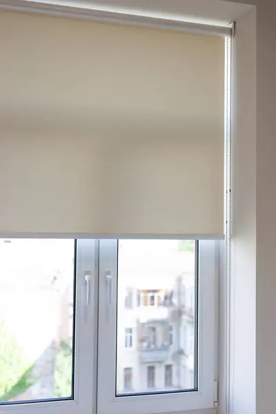 Zincirleme kontrol ile paten körlüğü bir pencerenin üzerine kısmen indirilir ve yumuşak doğal ışığın parlak odayı doldurmasına olanak sağlar. Dışarıdaki yeşillik görülebilir, sıcak atmosferi güçlendiriyor..